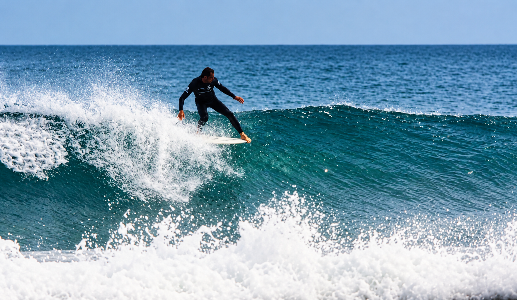 Surfista deslizando sobre uma onda azul