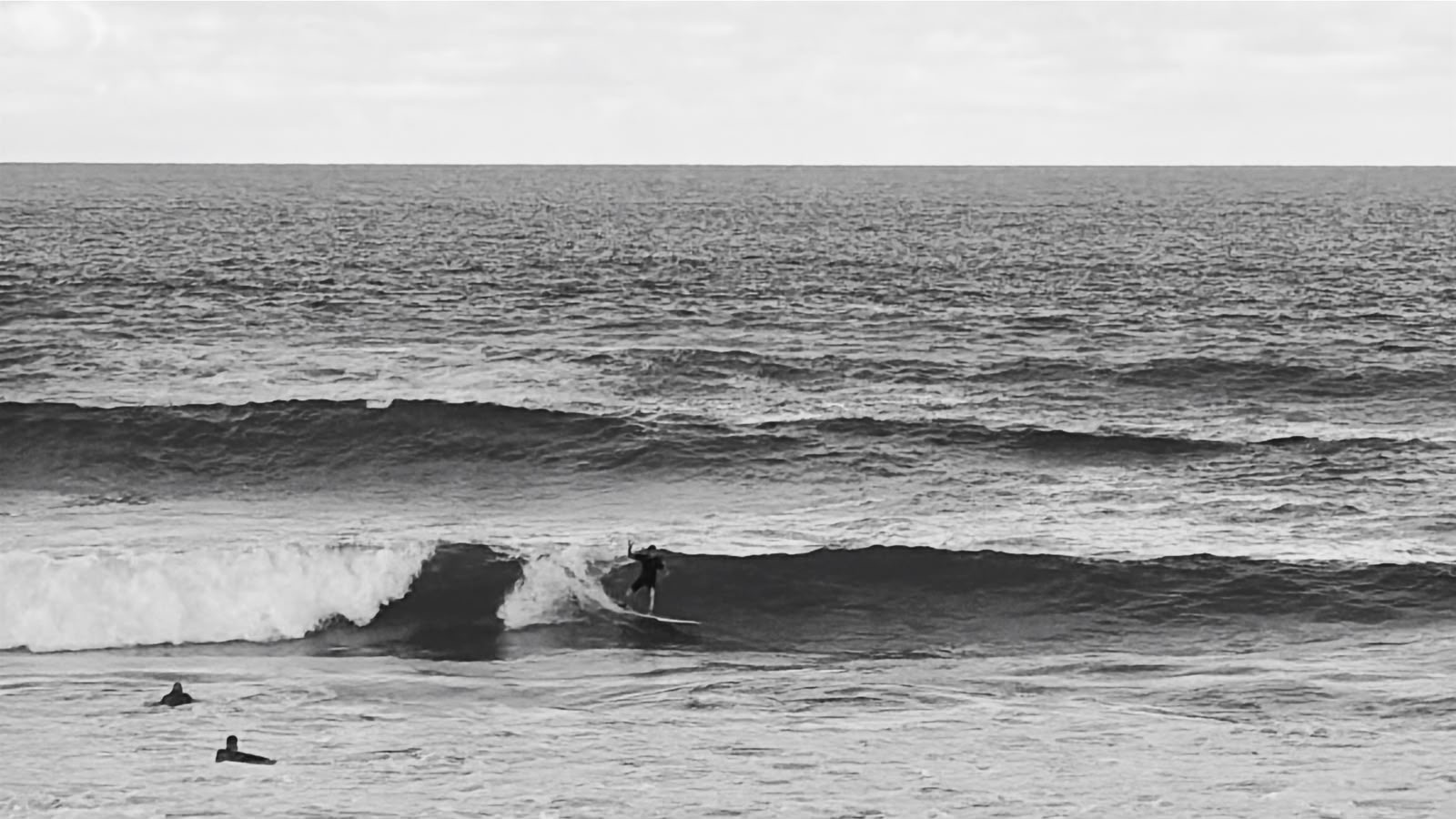 Surfista em uma onda, fotografia em preto e branco